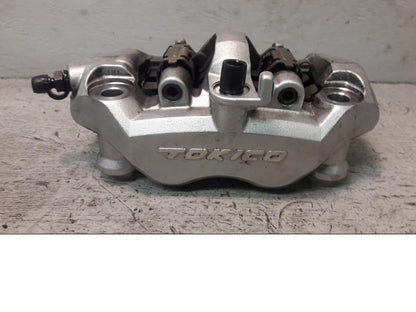 Framsidan på Bromsok från en Suzuki VZ 1600 -2005 motorcykel.