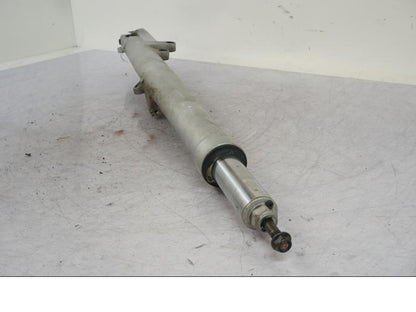 Snett uppifrån på Gaffelben från en BMW R 850 R -2004 motorcykel.