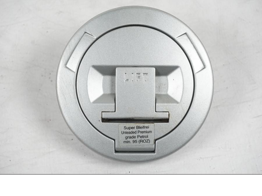 Vänster sida på <p>Låssats från BMW F 800 R 2011.</p>

<p>Tändningslås, antenn, tanklock med repor, sadellås och 1st nyckel. Ytliga repor finns på tanklocket.</p> motorcykel.