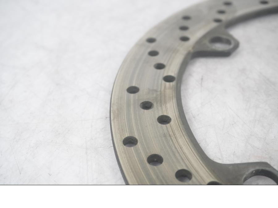 Baksidan på Bromsskiva från en BMW K 1200 RS -1998 motorcykel.