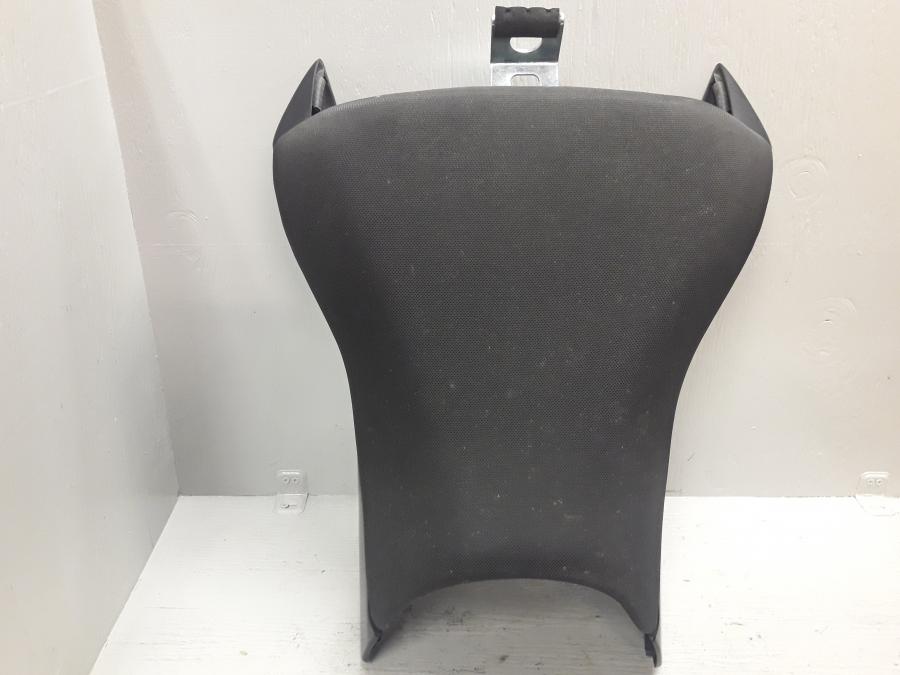 Höger sida på Sadel från en Kawasaki ER-6N -2015 motorcykel.