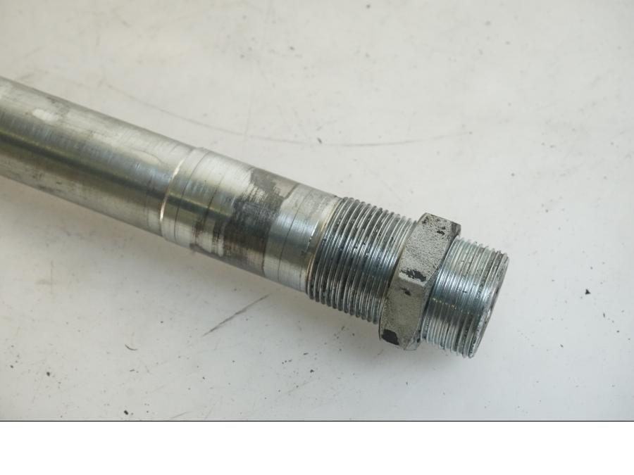 Höger sida på Axel från en Indian Chieftain Dark Horse -2019 motorcykel.