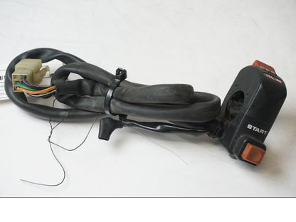 Framsidan på <p>Styrelreglage höger från Honda XRV 750 1993.</p>

<p>Saknar plastpiggen för låsning på styret se bild.</p> motorcykel.