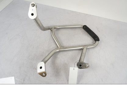 Snett uppifrån på Motorskyddsbåge från en BMW R 1250 GS -2023 motorcykel.