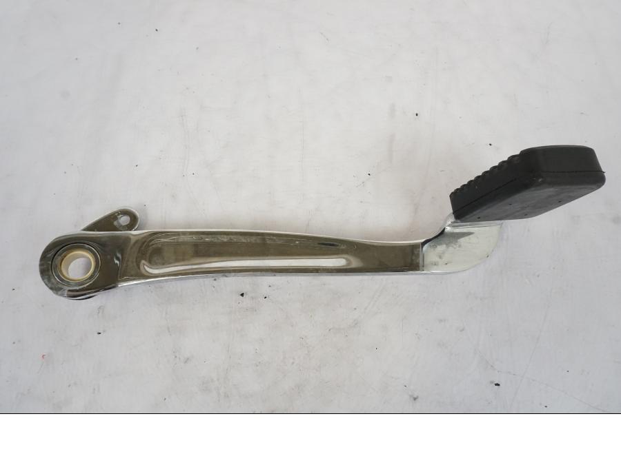 Vänster sida på Bromspedal från en H-D Softail Sport Glide FLSB -2022 motorcykel.