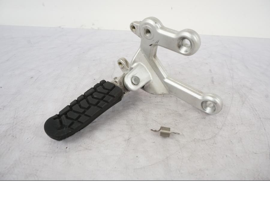 Framsidan på Fotpinnefäste från en KTM 990 Super Duke -2006 motorcykel.