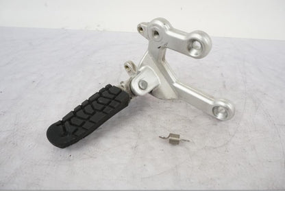 Framsidan på Fotpinnefäste från en KTM 990 Super Duke -2006 motorcykel.