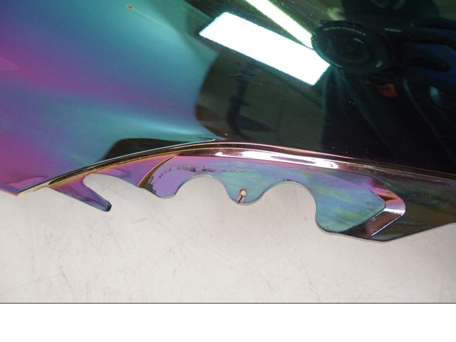 Snett uppifrån på Vindruta från en Yamaha YZF 1000 R1 -2007 motorcykel.