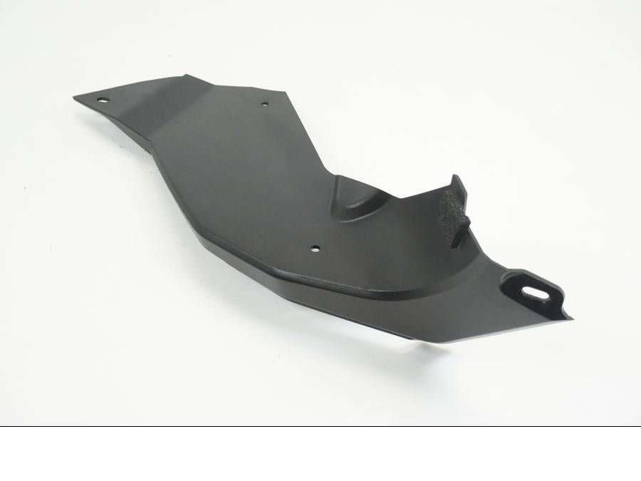 Baksidan på Bensintankskåpa från en Triumph Tiger 1200 -2018 motorcykel.