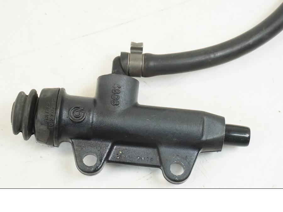 Snett uppifrån på Bromshuvudcylinder från en BMW F 650 CS -2003 motorcykel.