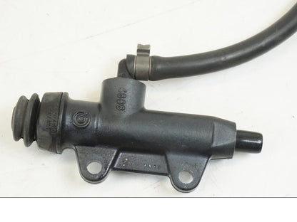 Snett uppifrån på Bromshuvudcylinder från en BMW F 650 CS -2003 motorcykel.