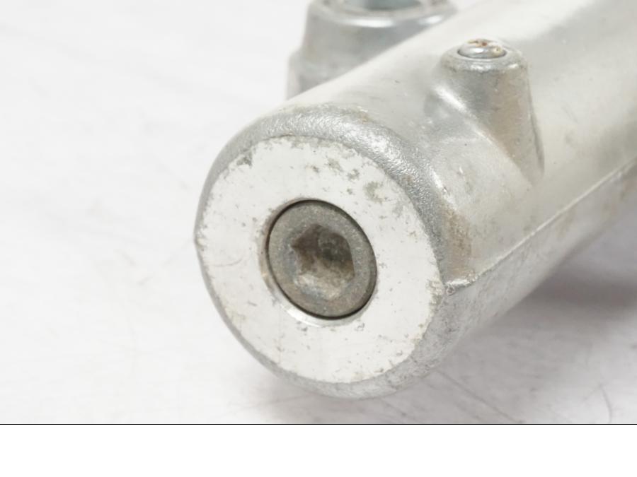 Baksidan på Gaffelben från en Kawasaki KL 650A -1987 motorcykel.