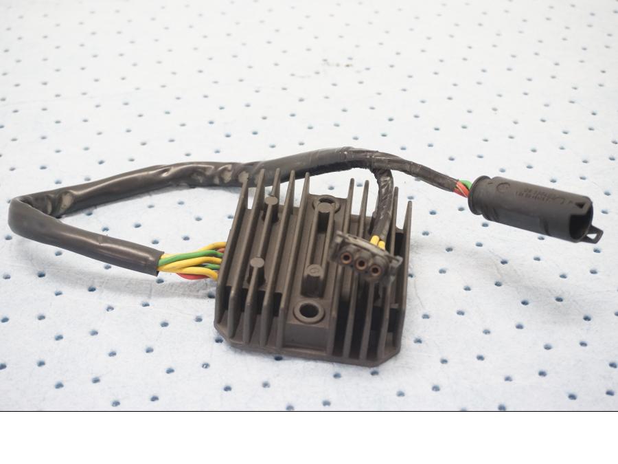 Framsidan på Likriktare från en BMW F 800 ST -2007 motorcykel.