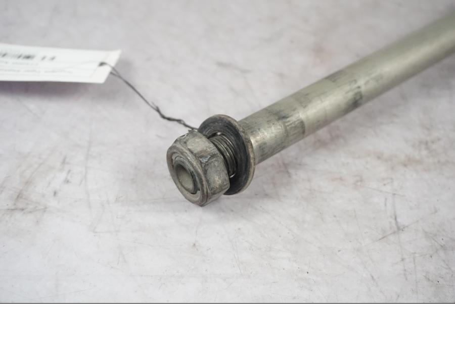 Baksidan på Axel från en Triumph Tiger Explorer -2016 motorcykel.