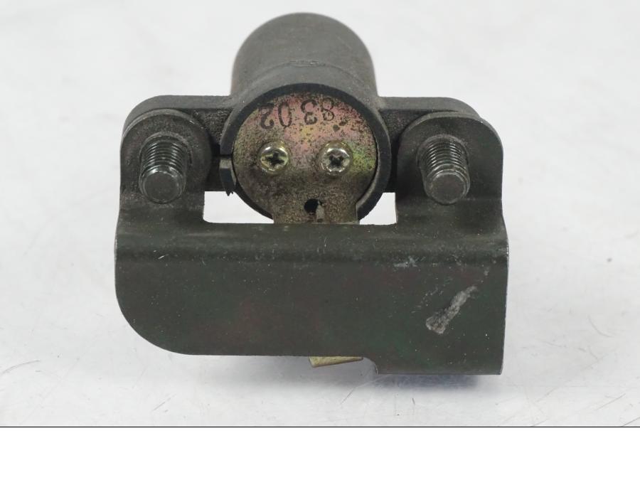 Snett uppifrån på <p>Tanklock från Yamaha FZ-S 600 1998.</p>

<p>Med 1st nyckel och sadellås.</p> motorcykel.