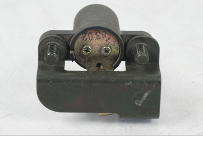 Snett uppifrån på <p>Tanklock från Yamaha FZ-S 600 1998.</p>

<p>Med 1st nyckel och sadellås.</p> motorcykel.