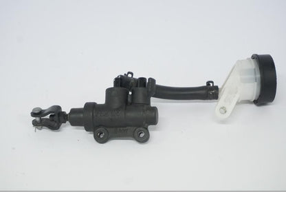 Framsidan på Bromshuvudcylinder från en BMW R 1250 GS -2022 motorcykel.