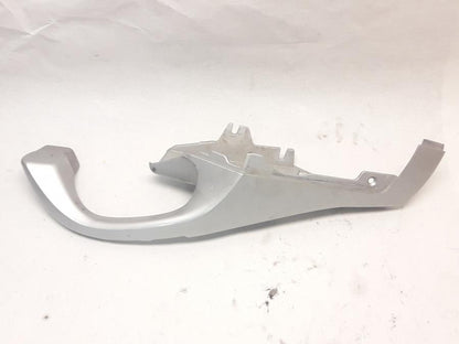 Baksidan på Passagerarhandtag från en BMW F 650 GS -2002 motorcykel.