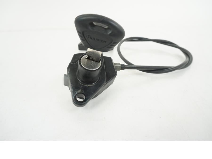 Vänster sida på Sadellåsmekanism från en Triumph Speed Triple -2009 motorcykel.