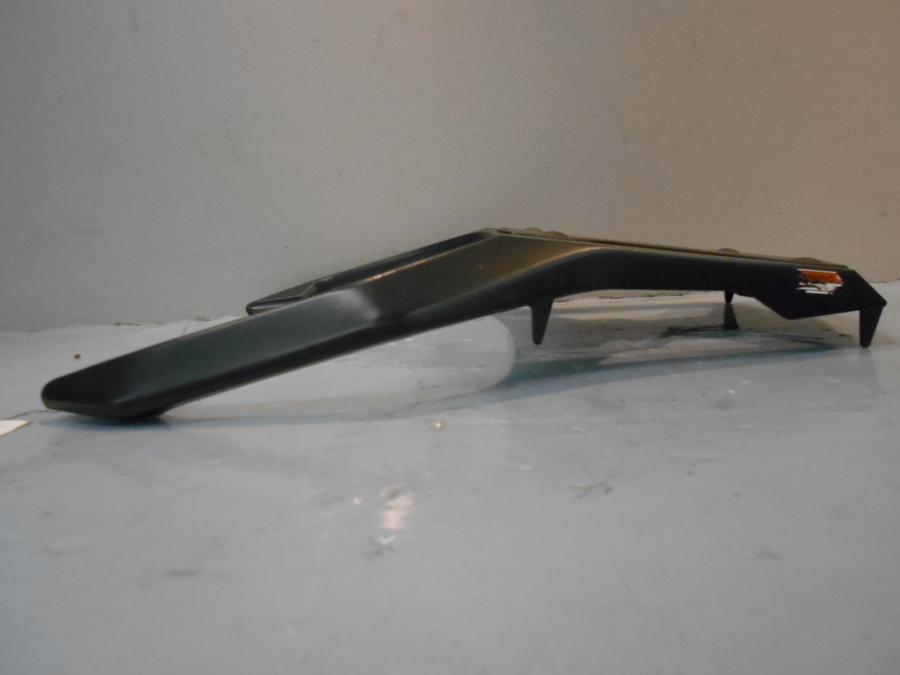 Snett uppifrån på Pakethållare från en Suzuki DL 650 -2011 motorcykel.