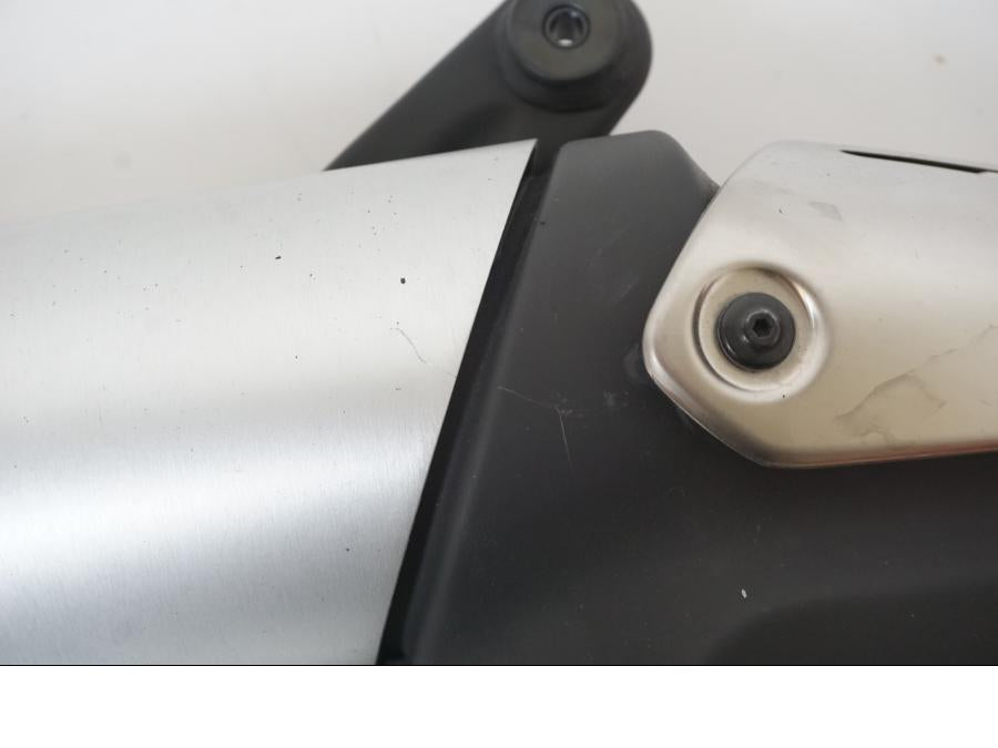 Höger sida på Ljuddämpare från en Ducati Monster 1200 -2014 motorcykel.