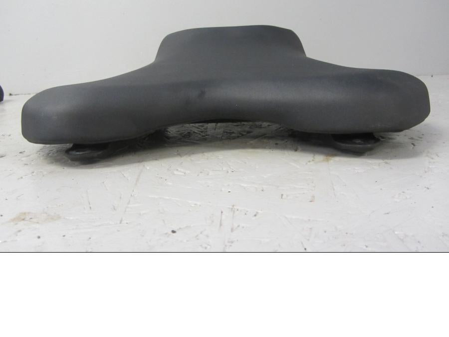 Vänster sida på Sadel från en Yamaha YZF R6 -2006 motorcykel.