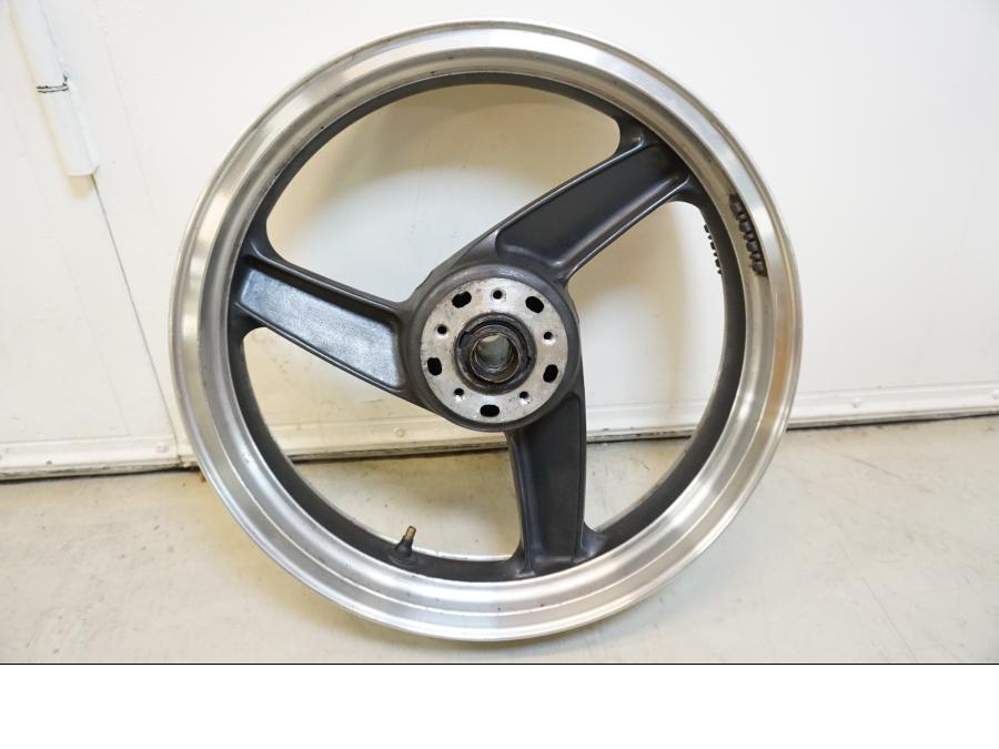 Snett uppifrån på Fälg från en Kawasaki ZZR 1100 -1994 motorcykel.