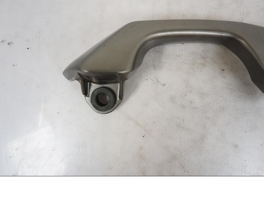 Vänster sida på Passagerarhandtag från en Kawasaki ER-6N -2012 motorcykel.