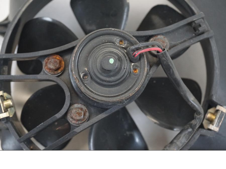 Snett nerifrån på Vattenkylfläkt från en BMW K 1200 LT -2004 motorcykel.