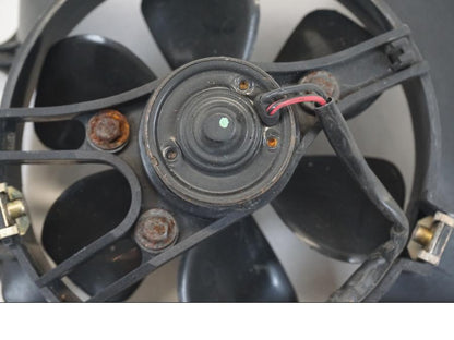 Snett nerifrån på Vattenkylfläkt från en BMW K 1200 LT -2004 motorcykel.