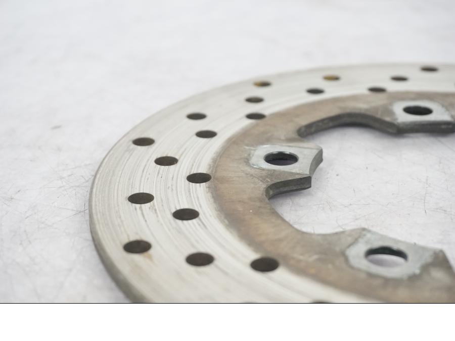 Baksidan på Bromsskiva från en Suzuki GSX-R 600 -2001 motorcykel.