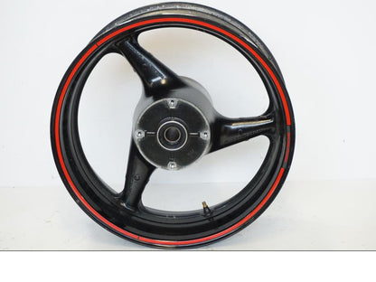 Snett nerifrån på Fälg från en Honda CBR 900 RR -2001 motorcykel.