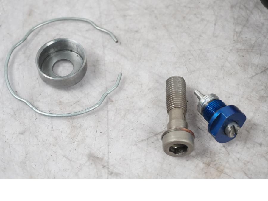 Baksidan på Gaffelbensdelar från en Buell 1125 R -2008 motorcykel.