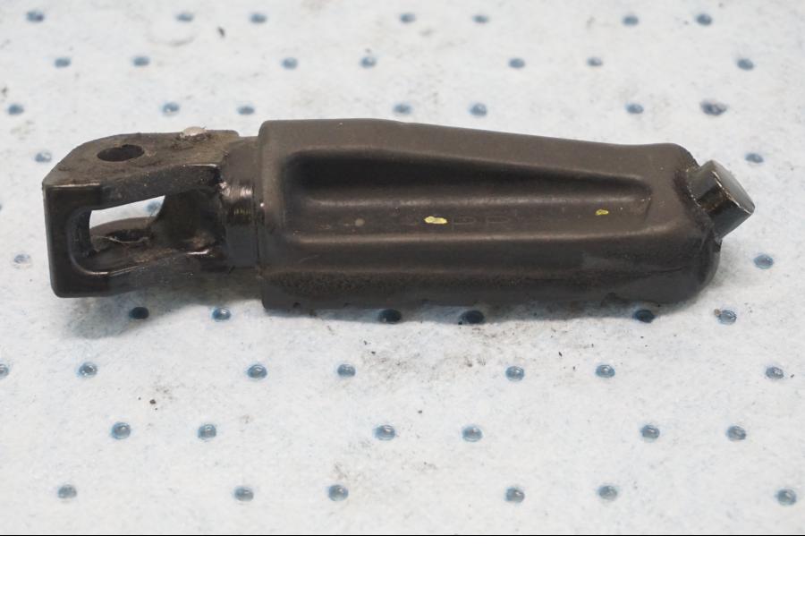 Baksidan på Fotpinne från en KTM 125 Duke -2017 motorcykel.