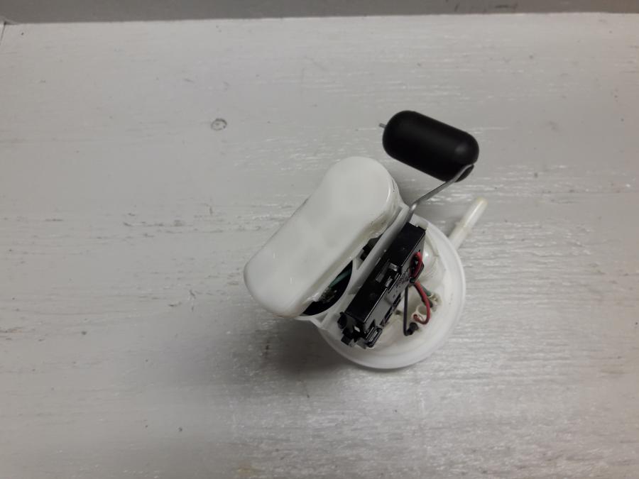 Baksidan på Bensinpump insprut från en Yamaha XSR 900 -2016 motorcykel.