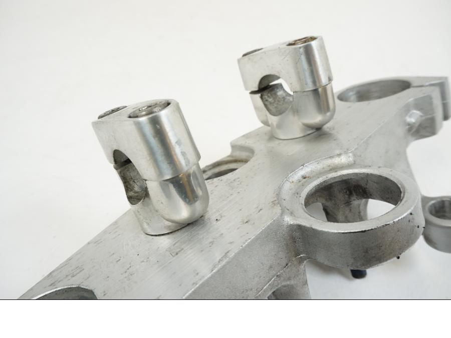 Vänster sida på Gaffelkrona från en Yamaha XJR 1300 -2002 motorcykel.