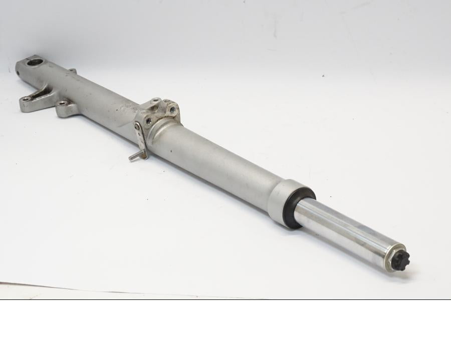 Snett nerifrån på Gaffelben från en BMW R 1150 RS -2004 motorcykel.