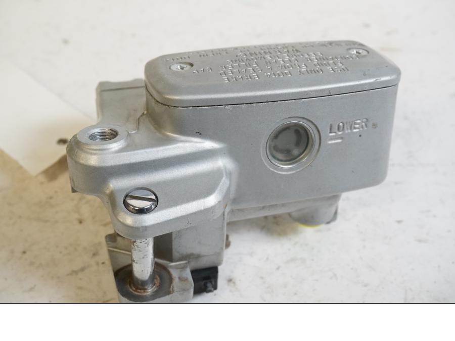 Framsidan på Bromshuvudcylinder från en Suzuki M 1800 -2007 motorcykel.
