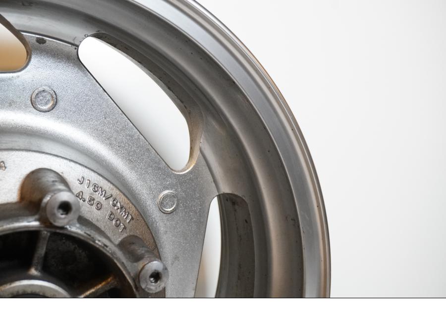 Vänster sida på Fälg från en Kawasaki VN 1600 -2006 motorcykel.