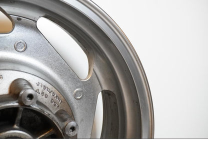 Vänster sida på Fälg från en Kawasaki VN 1600 -2006 motorcykel.