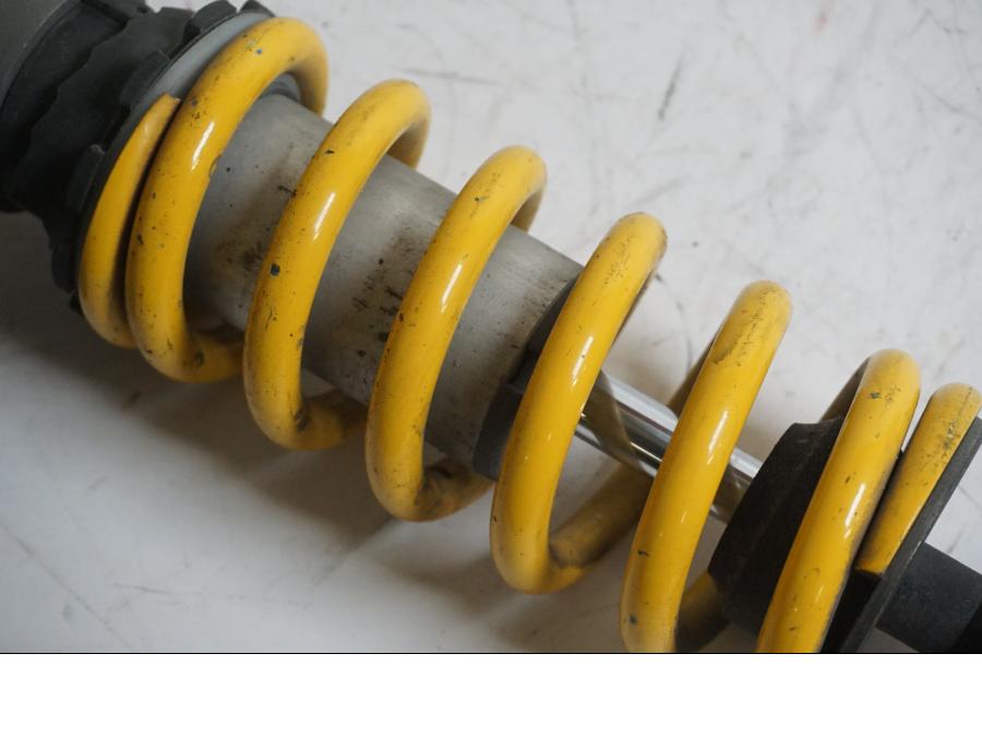 Snett uppifrån på Stötdämpare från en Yamaha YZF R6 -2000 motorcykel.