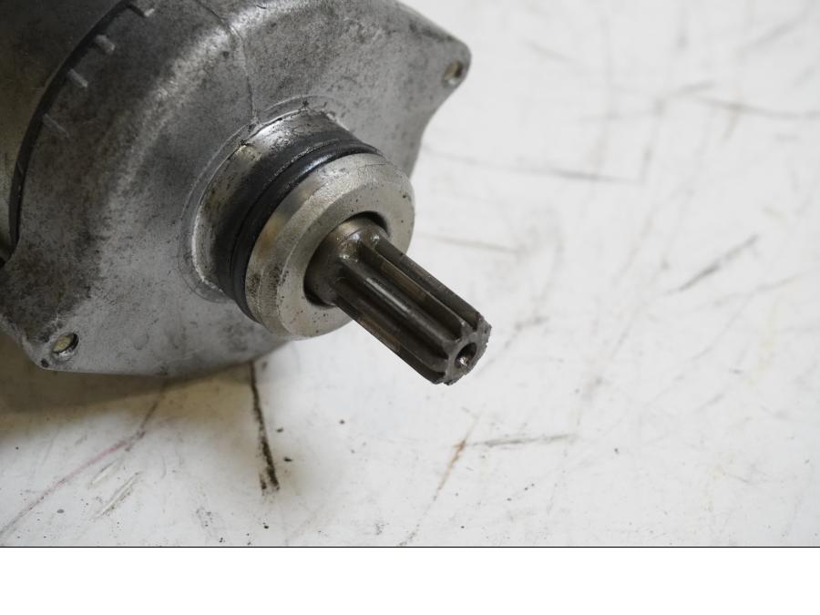 Baksidan på Startmotor från en Honda CB 600 Hornet -2002 motorcykel.