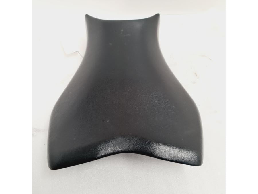 Vänster sida på Sadel från en Honda CBR 1000 RR -2010 motorcykel.