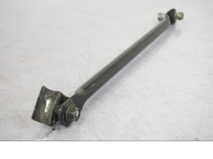 Framsidan på Parallellstag från en Suzuki VZ 800 -2000 motorcykel.