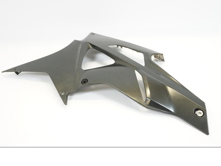 Snett nerifrån på Motorspoiler från en BMW S 1000 RR -2010 motorcykel.