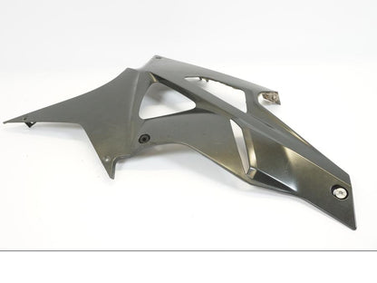 Snett nerifrån på Motorspoiler från en BMW S 1000 RR -2010 motorcykel.