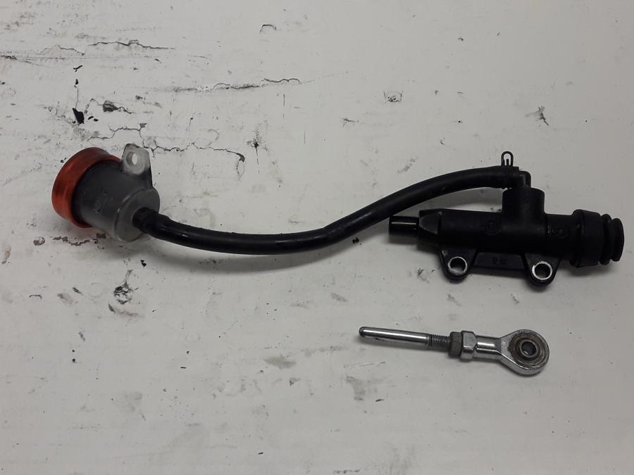 Framsidan på Bromshuvudcylinder från en KTM 690 Duke -2013 motorcykel.