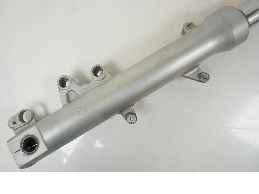 Baksidan på Gaffelben från en BMW F 650 CS -2002 motorcykel.