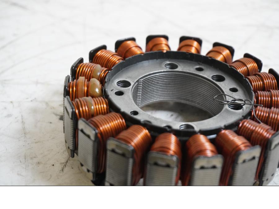 Baksidan på Generator från en Kawasaki Z 750 -2008 motorcykel.