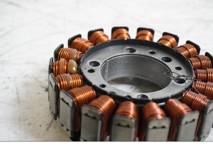 Baksidan på Generator från en Kawasaki Z 750 -2008 motorcykel.